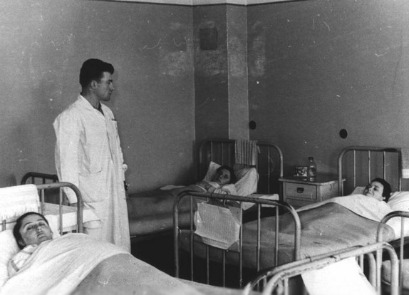 crno-bela slika bolničke sobe