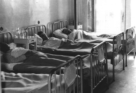 crno-bela slika bolničke sobe